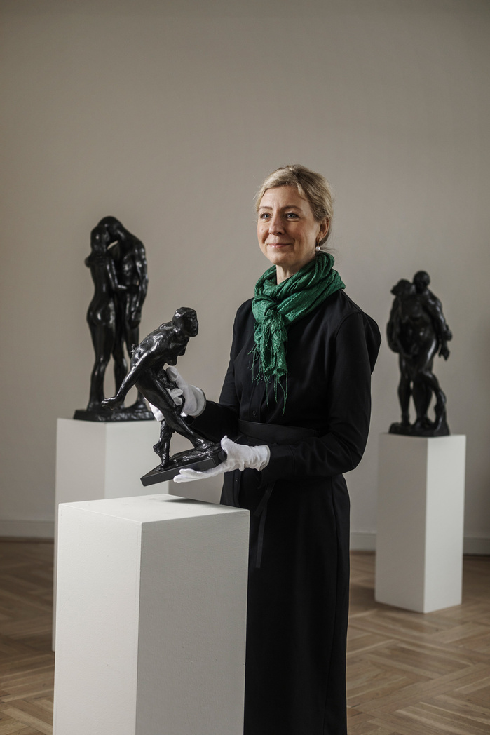 Lisa Gartz, specialist Skulptur och Äldre måleri, inför en utställning med skulpturer av Gudmar Olovson på Bukowskis (DiWeekend, 2022)