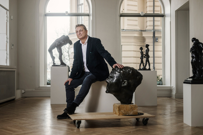 Magnus Olovson, inför en utställning med skulpturer av hans far Gudmar Olovson på Bukowskis (DiWeekend, 2022)