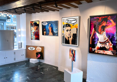 A gallery full of Cosmicg'artworks on the wall