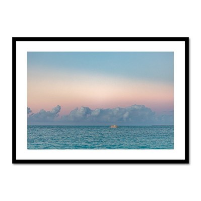 Bateau sur mer turquoise au crépuscule pastel