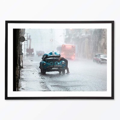 Pluie tropicale sur une vieille voiture américain à Cuba 