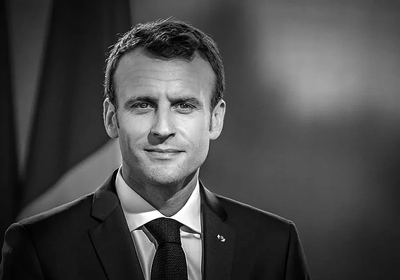 Portrait noir et blanc d'Emmanuel Macron