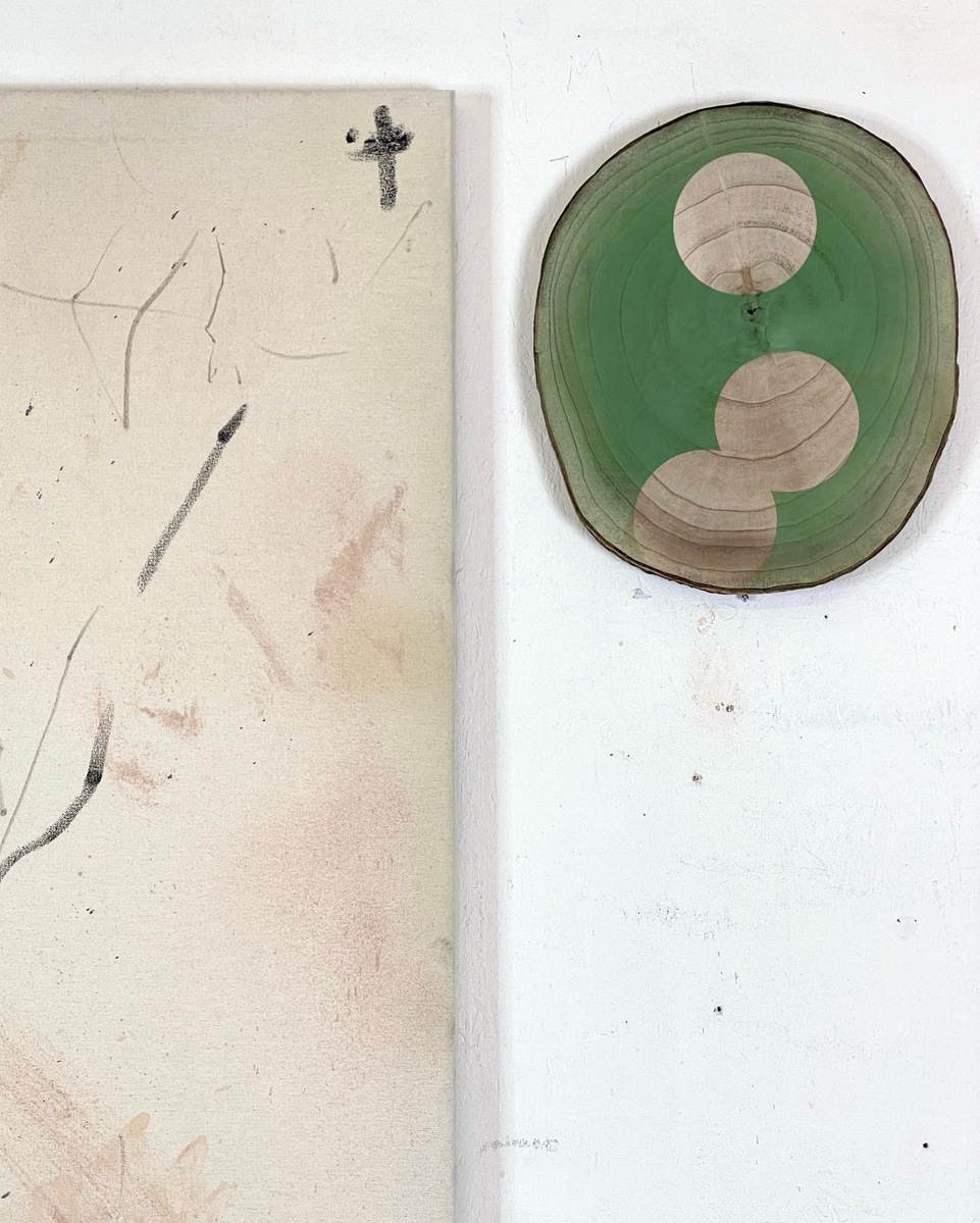 Chair et Glauque 3 (diptych), 2022 | Right: acrylic paint, acrylic spray, soft pastel, oil pastel and charcoal on raw cotton, 160 x 120 cm | Left: acrylic spray on raw birchwood, 34 x 29 cm