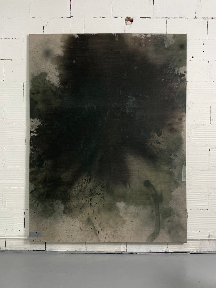 Alejandro Javaloyas - Schwarzgrün 4, 2022 | Acrylic paint, acrylic spray, soft pastel, oil pastel, and charcoal on raw cotton | 200 x 150 cm