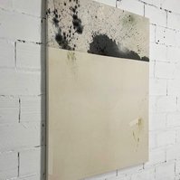 Alejandro Javaoyas - Tache noire fendue 2, 2022 | Acrylic paint, acrylic spray, soft pastel, oil pastel, and charcoal on raw cotton | 160 x 120 cm