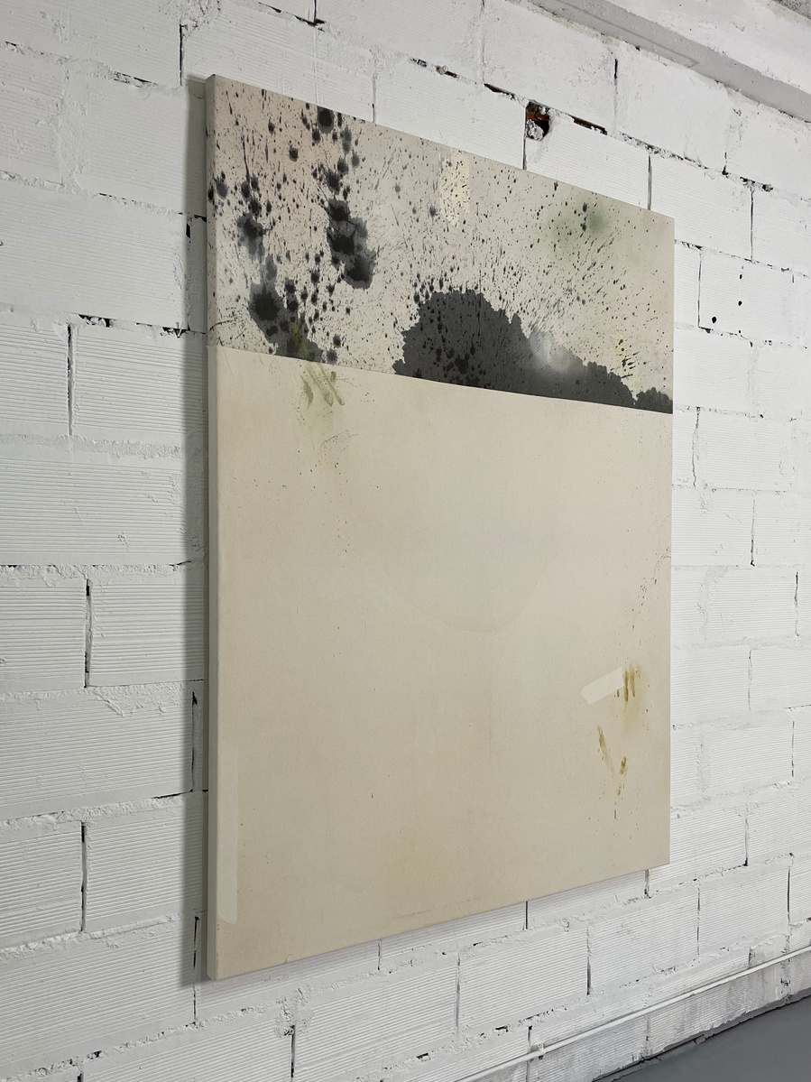 Alejandro Javaoyas - Tache noire fendue 2, 2022 | Acrylic paint, acrylic spray, soft pastel, oil pastel, and charcoal on raw cotton | 160 x 120 cm