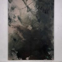 Alejandro Javaloyas - Schwarzgrün, 2022 | Acrylic paint, acrylic spray, soft pastel, oil pastel, and charcoal on raw cotton | 200 x 150 cm