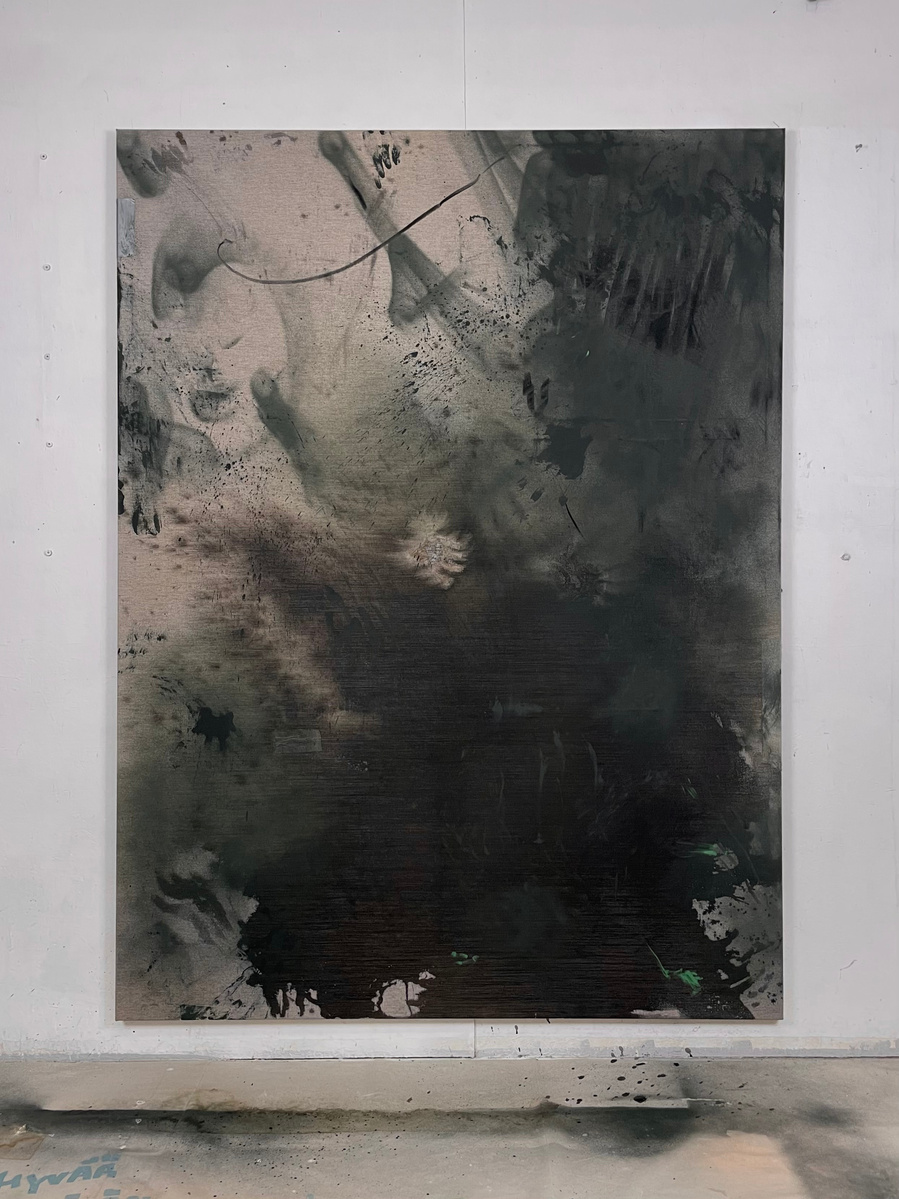 Alejandro Javaloyas - Schwarzgrün, 2022 | Acrylic paint, acrylic spray, soft pastel, oil pastel, and charcoal on raw cotton | 200 x 150 cm