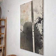 Alejandro Javaoyas - Bande inversée, 2022 | Acrylic paint, acrylic spray, soft pastel, oil pastel, and charcoal on raw cotton | 130 x 80 cm