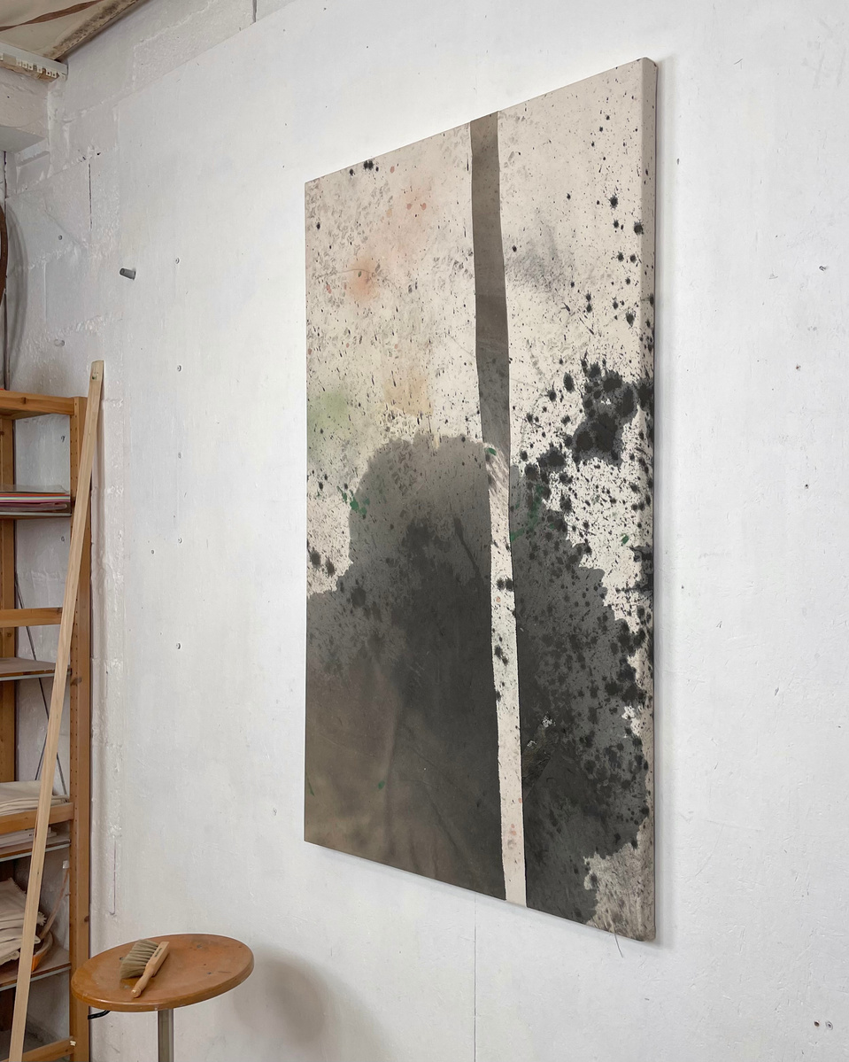 Alejandro Javaoyas - Bande inversée, 2022 | Acrylic paint, acrylic spray, soft pastel, oil pastel, and charcoal on raw cotton | 130 x 80 cm