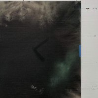 Schwarzgrün 5, 2022 | Acrylic paint, acrylic spray, soft pastel, oil pastel, and charcoal on raw cotton | 160 x 120 cm