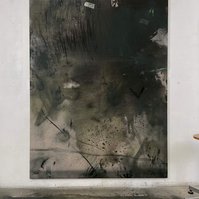 Alejandro Javaloyas - Schwarzgrün 2, 2022 | Acrylic paint, acrylic spray, soft pastel, oil pastel, and charcoal on raw cotton | 200 x 150 cm