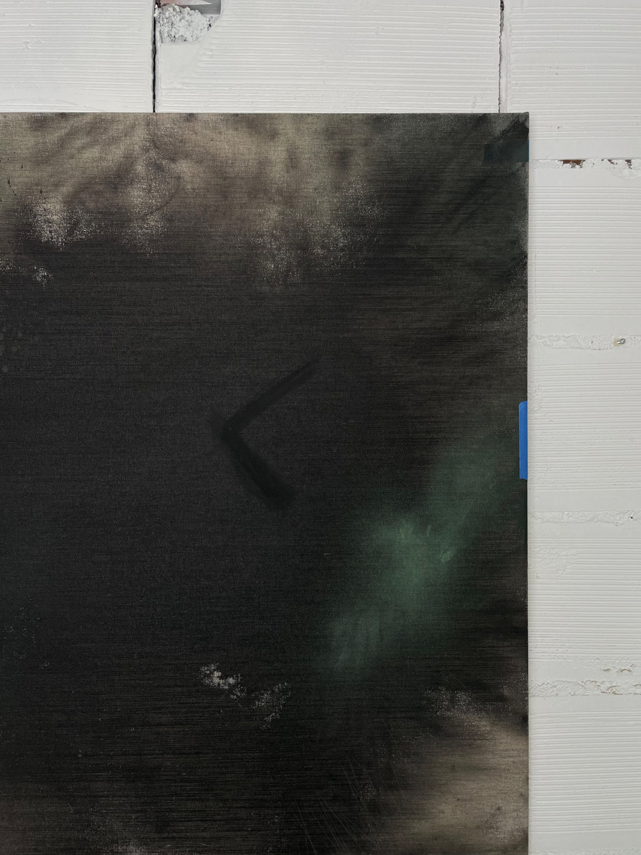 Schwarzgrün 5, 2022 | Acrylic paint, acrylic spray, soft pastel, oil pastel, and charcoal on raw cotton | 160 x 120 cm