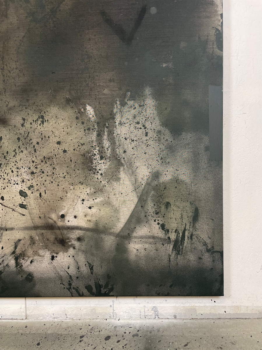 Schwarzgrün 2, 2022 | Acrylic paint, acrylic spray, soft pastel, oil pastel, and charcoal on raw cotton | 200 x 150 cm