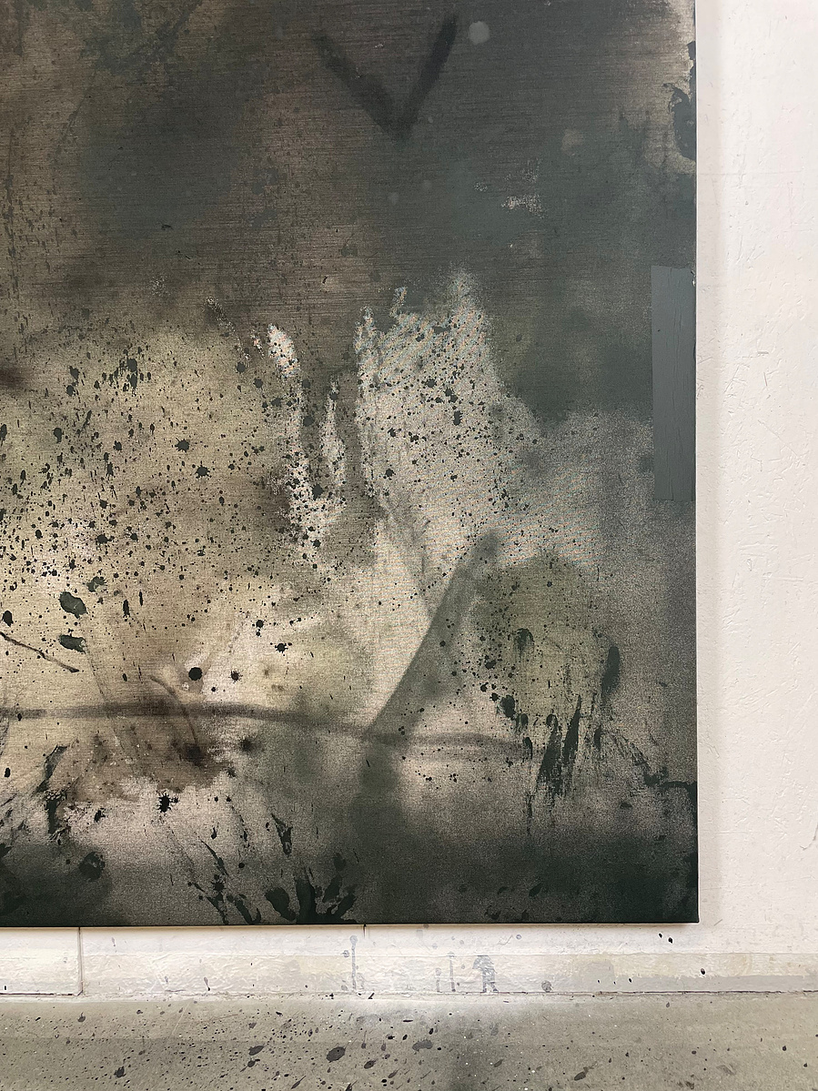 Schwarzgrün 2, 2022 | Acrylic paint, acrylic spray, soft pastel, oil pastel, and charcoal on raw cotton | 200 x 150 cm