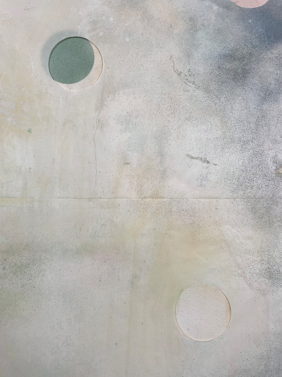Plastique perforé 2, 2022 | Acrylic paint, acrylic spray, soft pastel, oil pastel, charcoal, and plastic foil on raw cotton | 160 x 120 cm