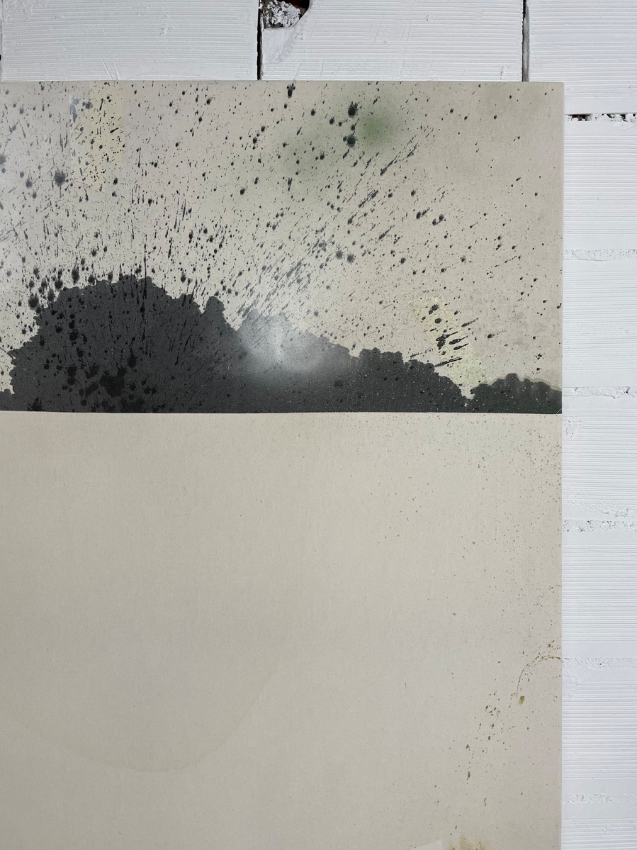 Tache noire fendue 2, 2022 | Acrylic paint, acrylic spray, soft pastel, oil pastel, and charcoal on raw cotton | 160 x 120 cm