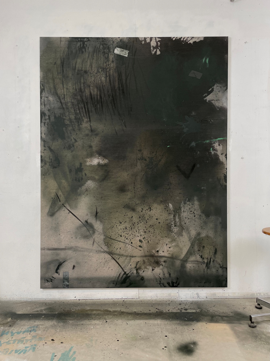 Alejandro Javaloyas - Schwarzgrün 2, 2022 | Acrylic paint, acrylic spray, soft pastel, oil pastel, and charcoal on raw cotton | 200 x 150 cm