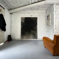 Alejandro Javaloyas - Schwarzgrün 4, 2022 | Acrylic paint, acrylic spray, soft pastel, oil pastel, and charcoal on raw cotton | 200 x 150 cm