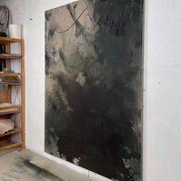 Alejandro Javaloyas - Schwarzgrün, 2022 | Acrylic paint, acrylic spray, soft pastel, oil pastel, and charcoal on raw cotton | 200 x 150 cm