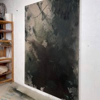 Alejandro Javaloyas - Schwarzgrün, 2022 | Acrylic paint, acrylic spray, soft pastel, oil pastel, and charcoal on raw cotton | 200 x 150 cm