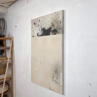 Alejandro Javaoyas - Tache noire fendue, 2022 | Acrylic paint, acrylic spray, soft pastel, oil pastel, and charcoal on raw cotton | 130 x 80 cm