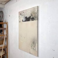 Alejandro Javaoyas - Tache noire fendue, 2022 | Acrylic paint, acrylic spray, soft pastel, oil pastel, and charcoal on raw cotton | 130 x 80 cm