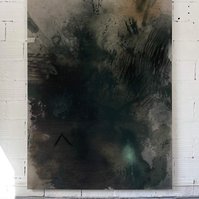 Alejandro Javaloyas - Schwarzgrün 3, 2022 | Acrylic paint, acrylic spray, soft pastel, oil pastel, and charcoal on raw cotton | 200 x 150 cm