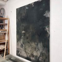 Alejandro Javaloyas - Schwarzgrün 2, 2022 | Acrylic paint, acrylic spray, soft pastel, oil pastel, and charcoal on raw cotton | 200 x 150 cm