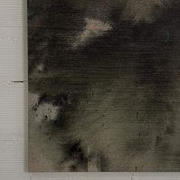 Schwarzgrün 5, 2022 | Acrylic paint, acrylic spray, soft pastel, oil pastel, and charcoal on raw cotton | 160 x 120 cm