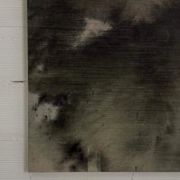Schwarzgrün 5, 2022 | Acrylic paint, acrylic spray, soft pastel, oil pastel, and charcoal on raw cotton | 160 x 120 cm