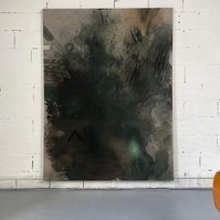 Alejandro Javaloyas - Schwarzgrün 3, 2022 | Acrylic paint, acrylic spray, soft pastel, oil pastel, and charcoal on raw cotton | 200 x 150 cm