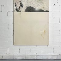 Alejandro Javaoyas - Tache noire fendue 2, 2022 | Acrylic paint, acrylic spray, soft pastel, oil pastel, and charcoal on raw cotton | 160 x 120 cm