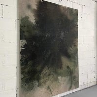 Schwarzgrün 4, 2022 | Acrylic paint, acrylic spray, soft pastel, oil pastel, and charcoal on raw cotton | 200 x 150 cm