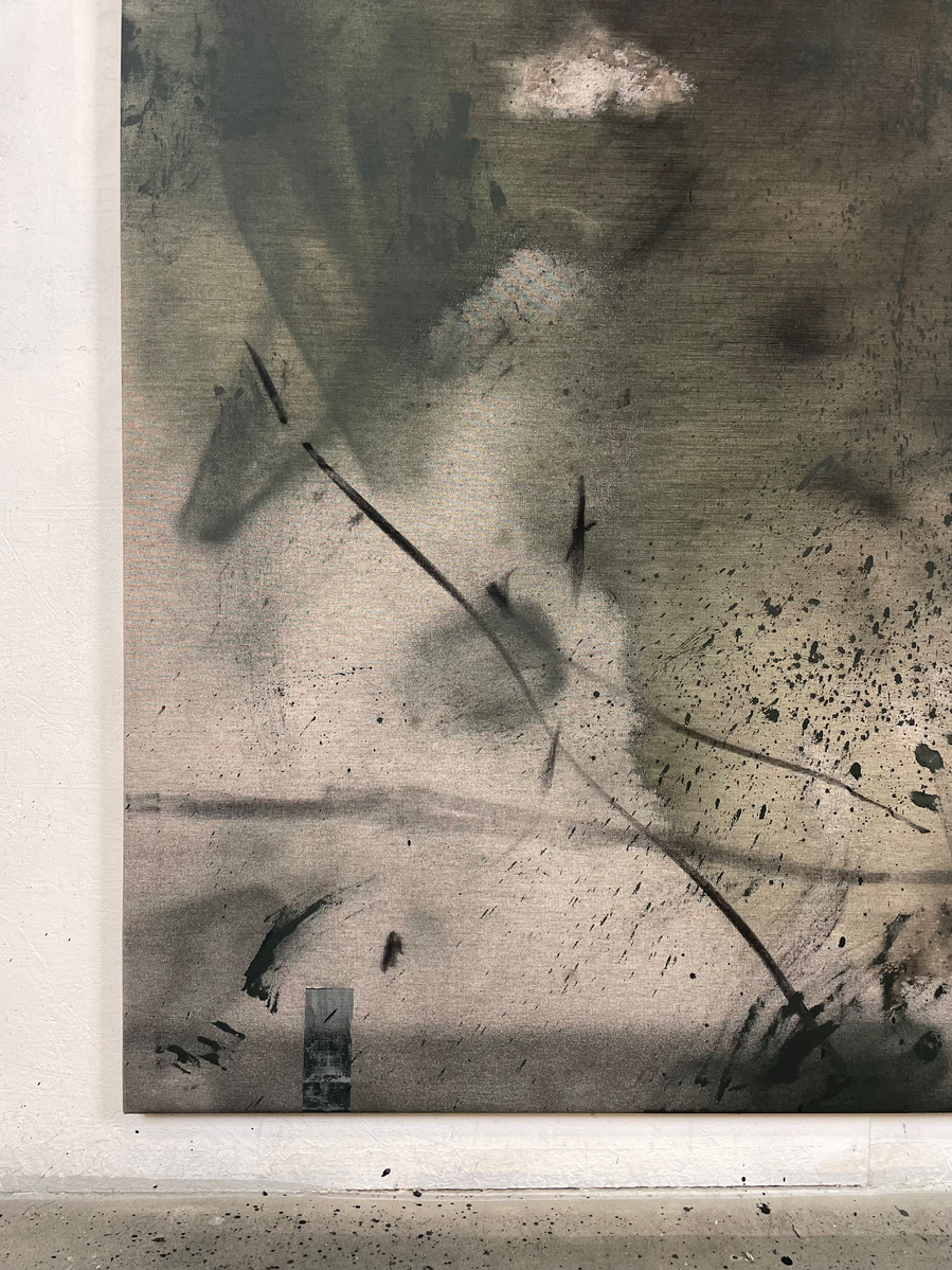 Schwarzgrün 2, 2022 | Acrylic paint, acrylic spray, soft pastel, oil pastel, and charcoal on raw cotton | 200 x 150 cm