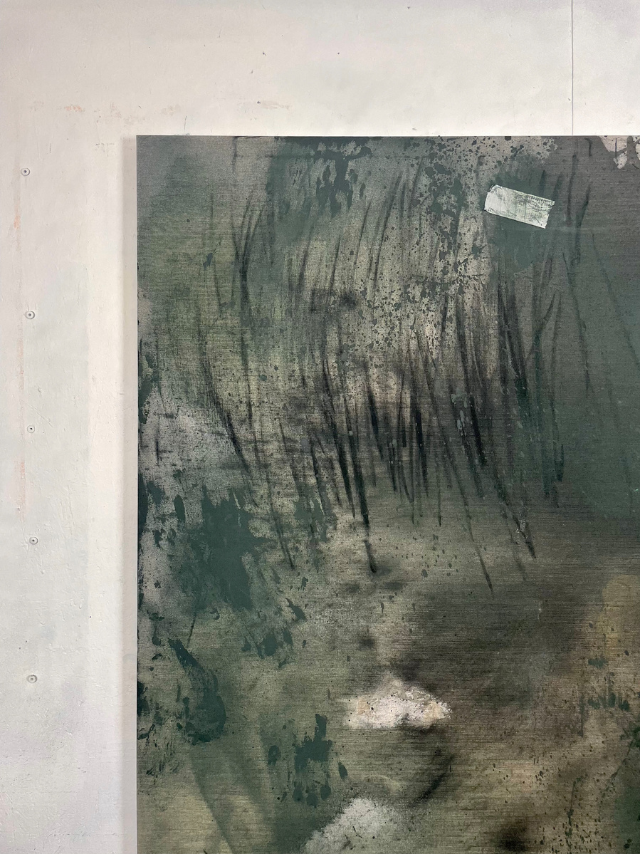 Schwarzgrün 2, 2022 | Acrylic paint, acrylic spray, soft pastel, oil pastel, and charcoal on raw cotton | 200 x 150 cm
