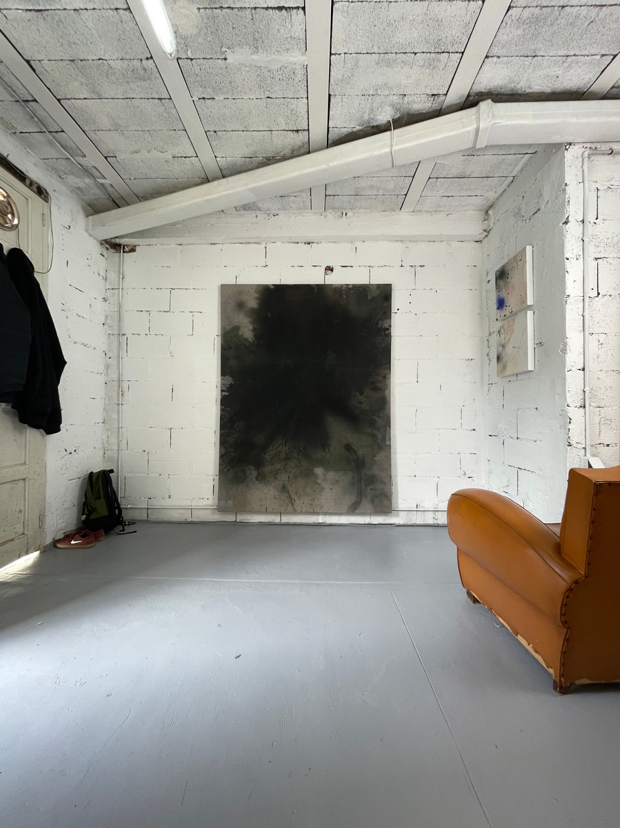 Alejandro Javaloyas - Schwarzgrün 4, 2022 | Acrylic paint, acrylic spray, soft pastel, oil pastel, and charcoal on raw cotton | 200 x 150 cm