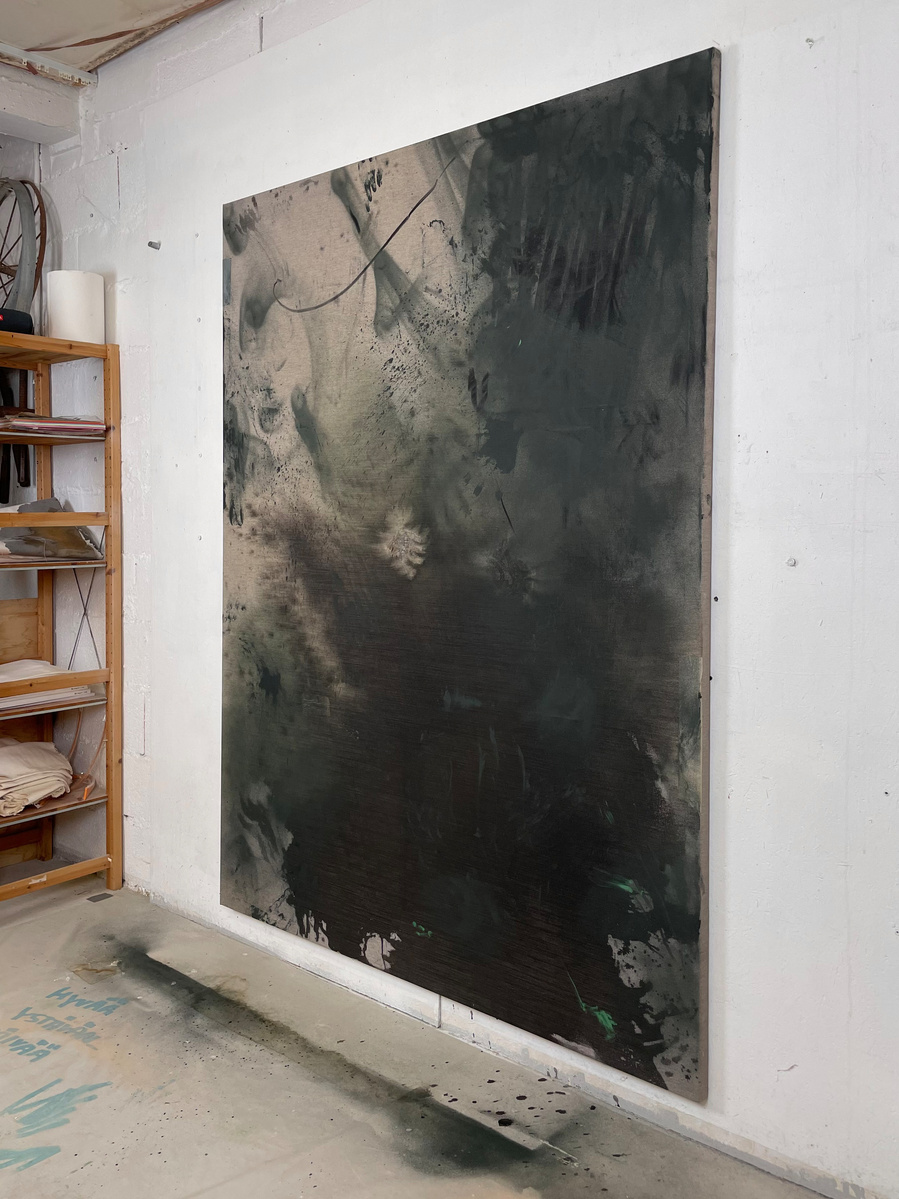 Alejandro Javaloyas - Schwarzgrün, 2022 | Acrylic paint, acrylic spray, soft pastel, oil pastel, and charcoal on raw cotton | 200 x 150 cm