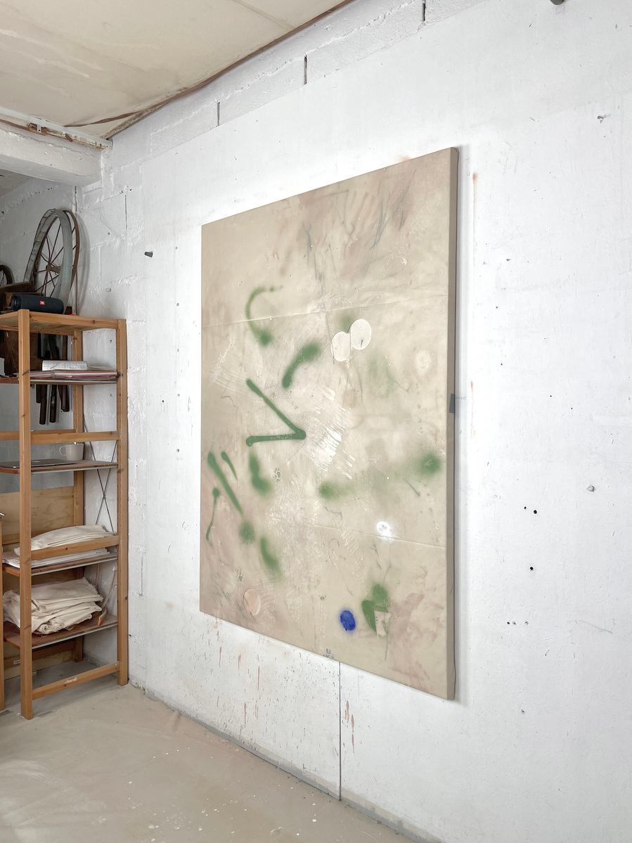 Alejandro Javaloyas - Glauque et cobalt, 2022 | Acrylic paint, acrylic spray, soft pastel, oil pastel, charcoal, and plastic foil on raw cotton | 160 x 120 cm