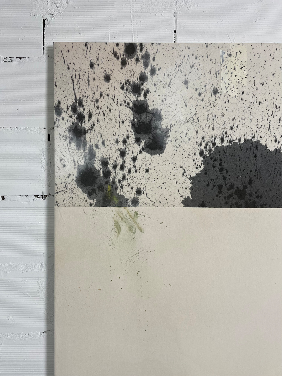 Tache noire fendue 2, 2022 | Acrylic paint, acrylic spray, soft pastel, oil pastel, and charcoal on raw cotton | 160 x 120 cm