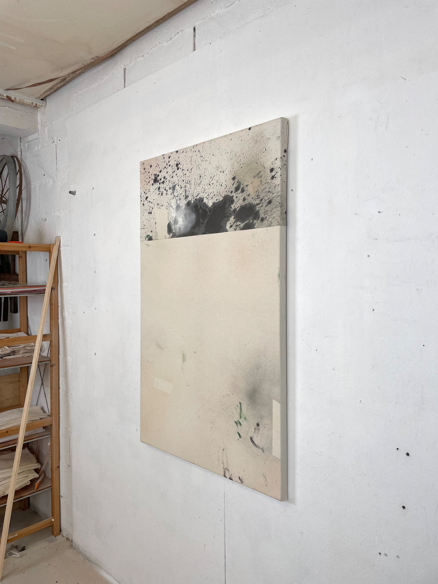 Alejandro Javaoyas - Tache noire fendue, 2022 | Acrylic paint, acrylic spray, soft pastel, oil pastel, and charcoal on raw cotton | 130 x 80 cm