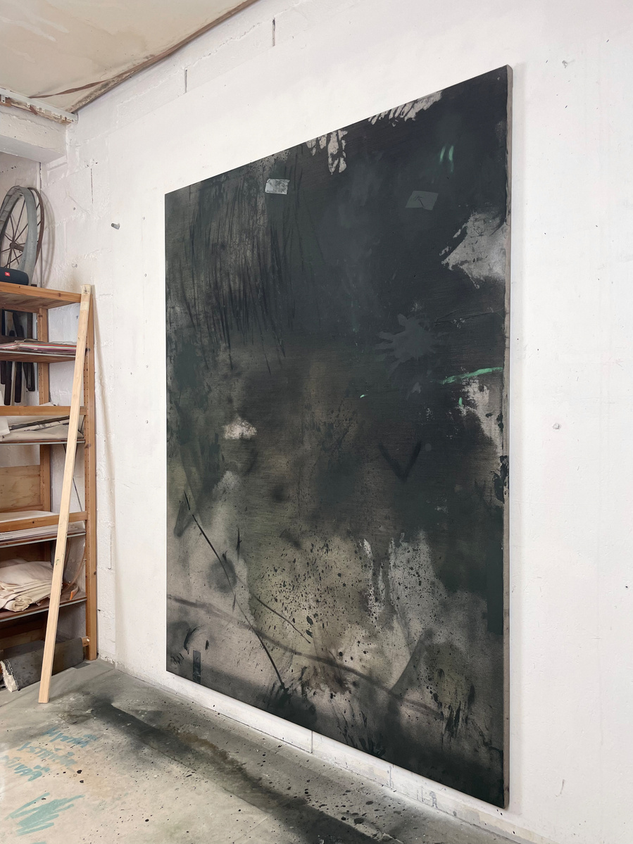 Alejandro Javaloyas - Schwarzgrün 2, 2022 | Acrylic paint, acrylic spray, soft pastel, oil pastel, and charcoal on raw cotton | 200 x 150 cm