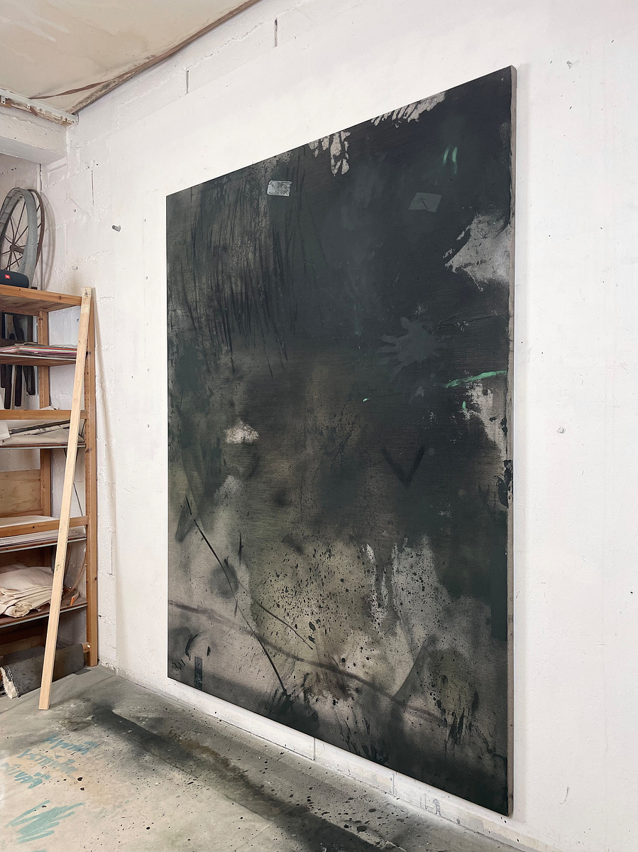 Alejandro Javaloyas - Schwarzgrün 2, 2022 | Acrylic paint, acrylic spray, soft pastel, oil pastel, and charcoal on raw cotton | 200 x 150 cm