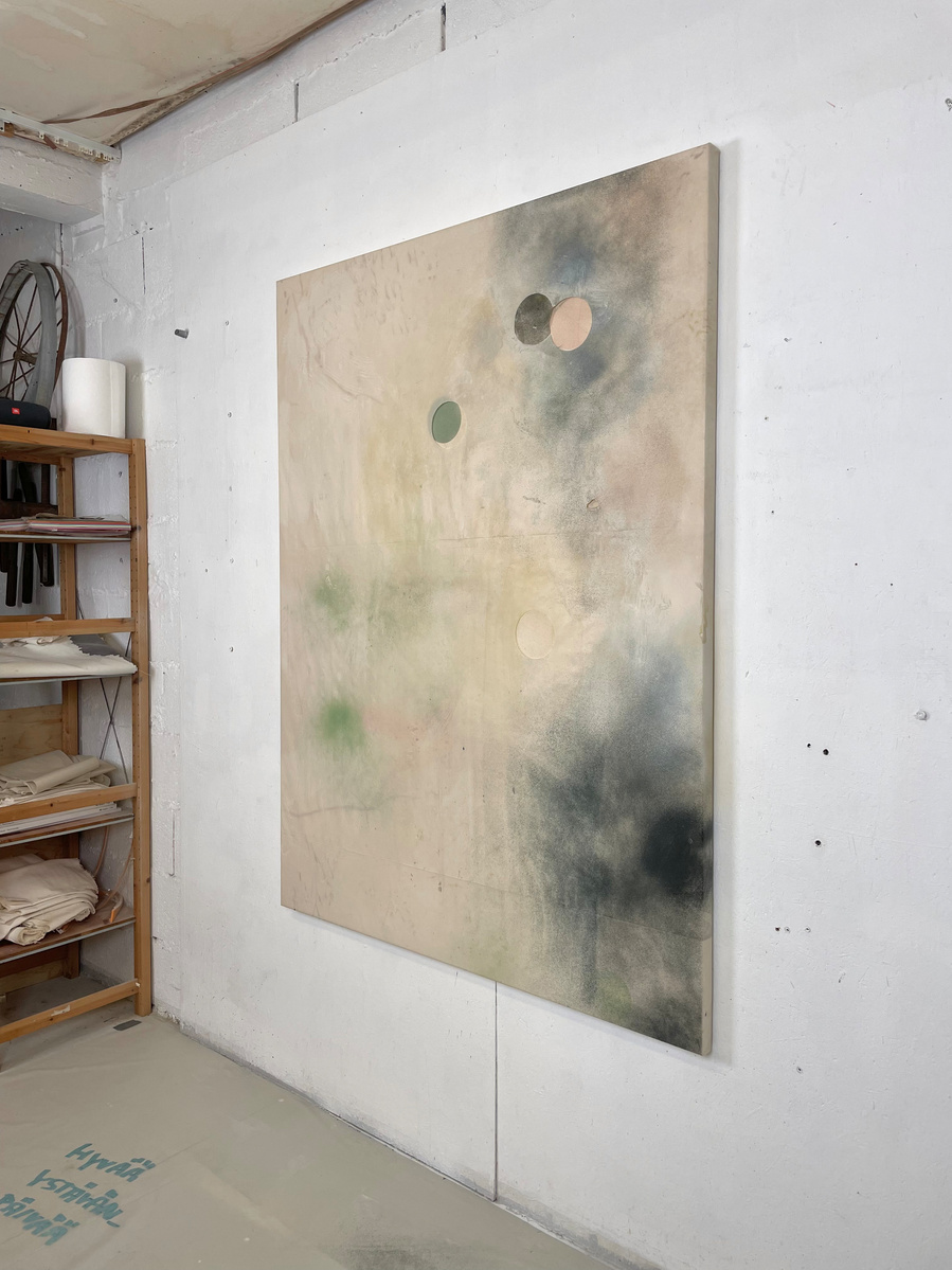 Alejandro Javaloyas - Plastique perforé 2, 2022 | Acrylic paint, acrylic spray, soft pastel, oil pastel, charcoal, and plastic foil on raw cotton | 160 x 120 cm