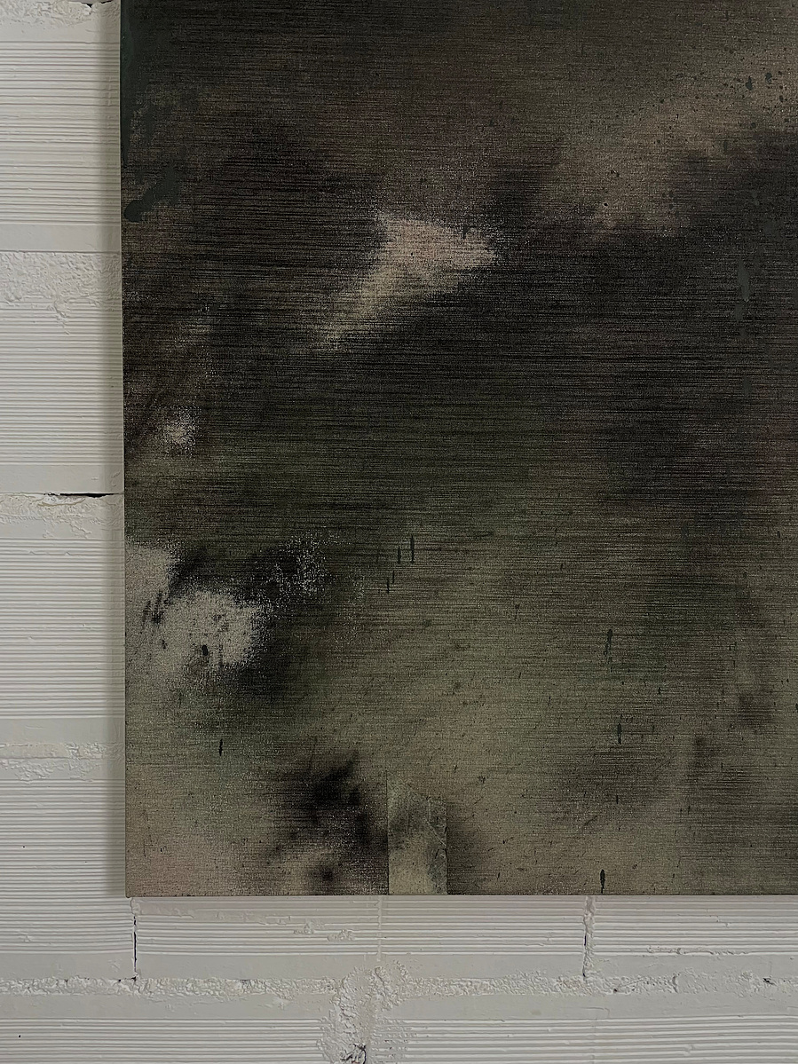 Schwarzgrün 5, 2022 | Acrylic paint, acrylic spray, soft pastel, oil pastel, and charcoal on raw cotton | 160 x 120 cm