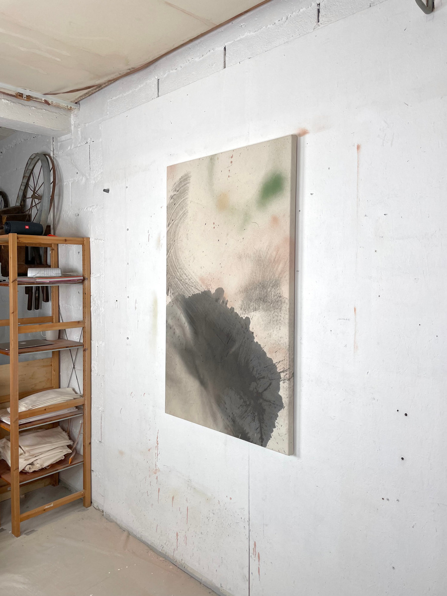 Alejandro Javaoyas - Noire et glauque, 2022 | Acrylic paint, acrylic spray, soft pastel, oil pastel, and charcoal on raw cotton | 130 x 80 cm