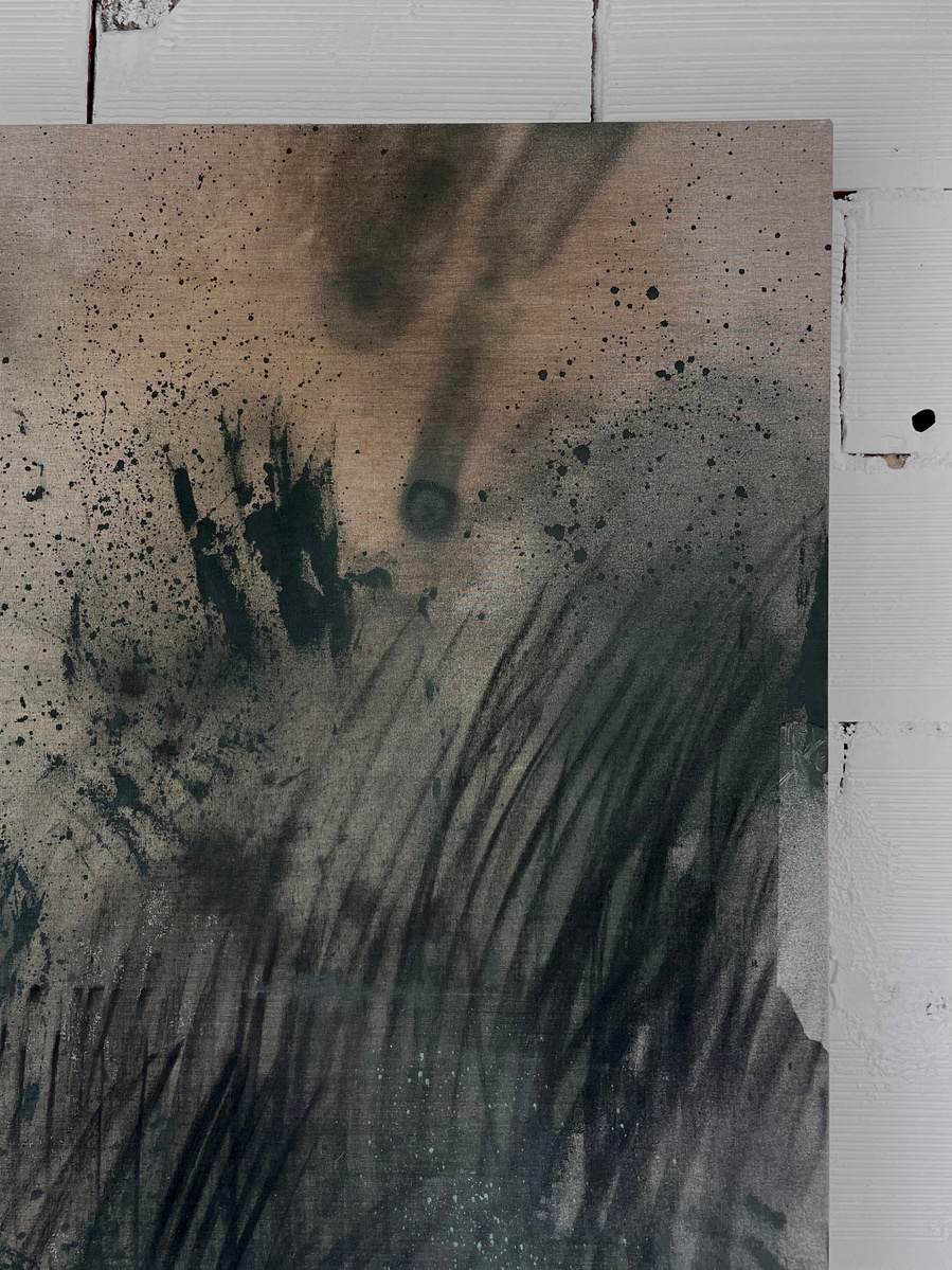 Schwarzgrün 3, 2022 | Acrylic paint, acrylic spray, soft pastel, oil pastel, and charcoal on raw cotton | 200 x 150 cm