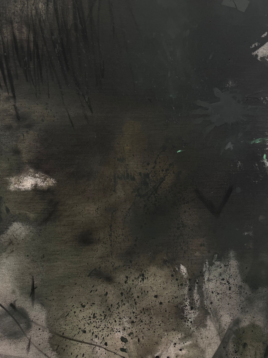 Schwarzgrün 2, 2022 | Acrylic paint, acrylic spray, soft pastel, oil pastel, and charcoal on raw cotton | 200 x 150 cm