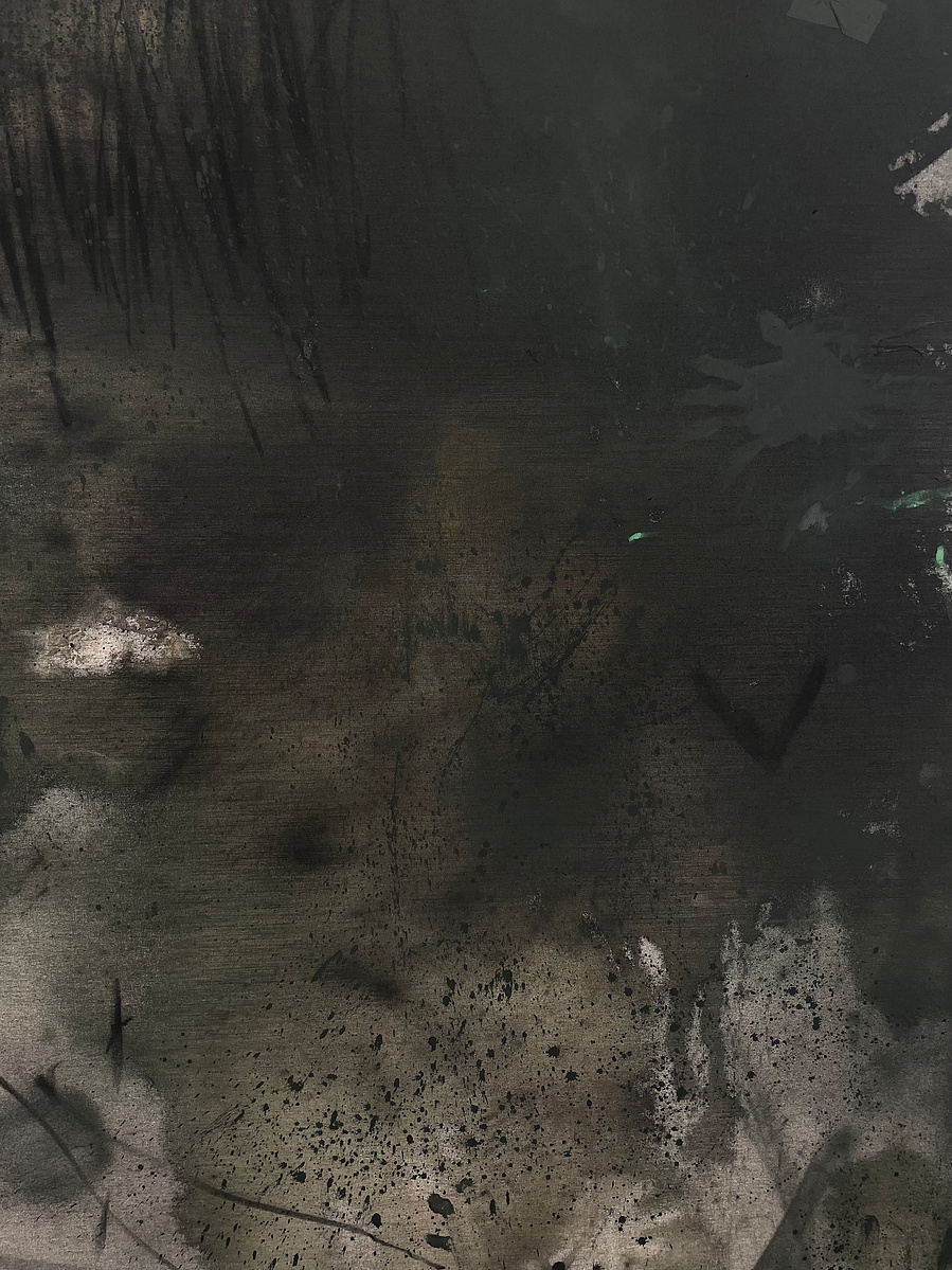Schwarzgrün 2, 2022 | Acrylic paint, acrylic spray, soft pastel, oil pastel, and charcoal on raw cotton | 200 x 150 cm