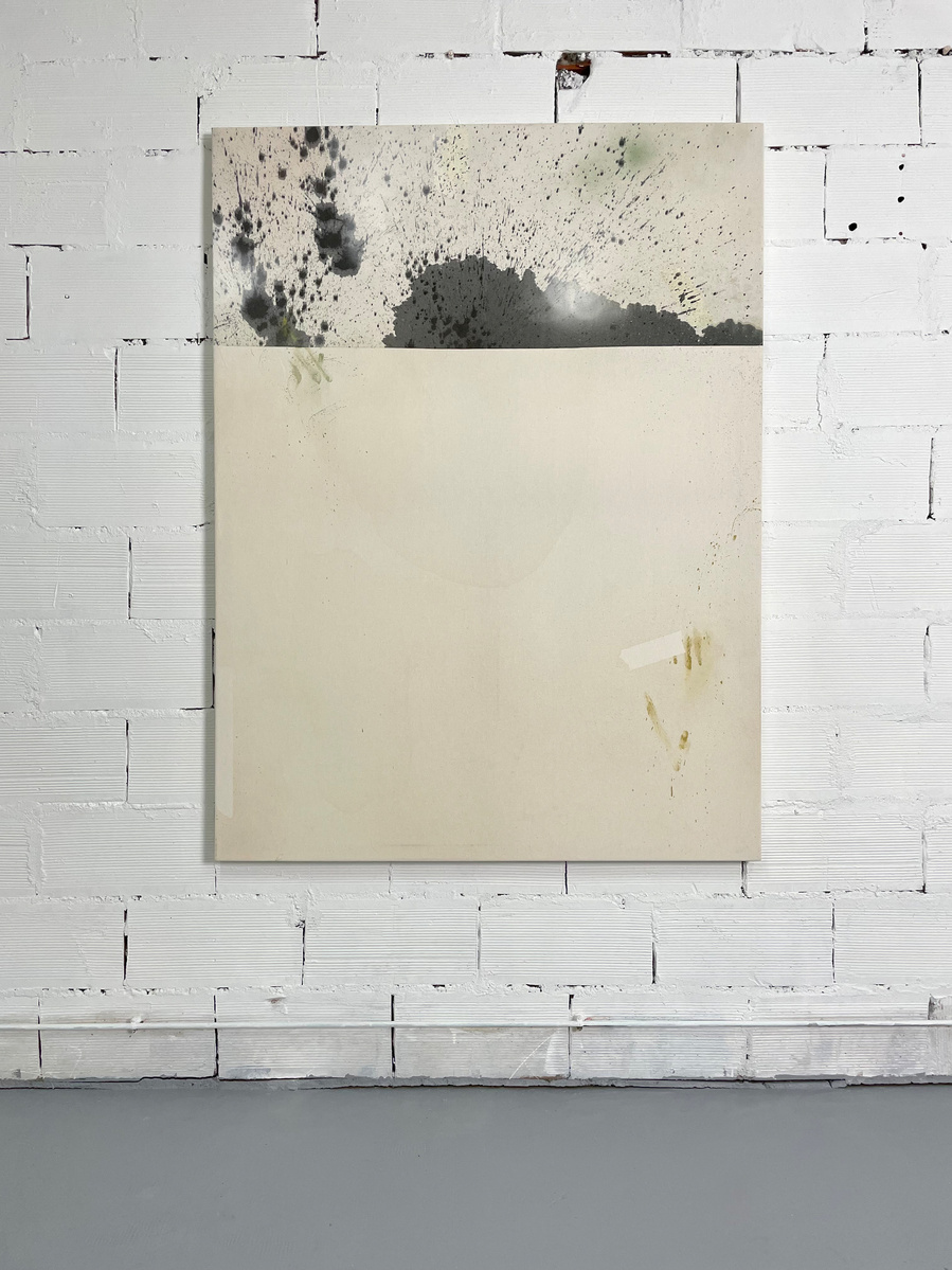 Alejandro Javaoyas - Tache noire fendue 2, 2022 | Acrylic paint, acrylic spray, soft pastel, oil pastel, and charcoal on raw cotton | 160 x 120 cm